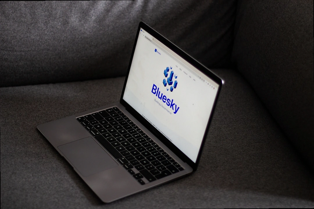 온라인으로 지원사업 신청서를 작성하는 모습 2026년 소상공인 지원사업