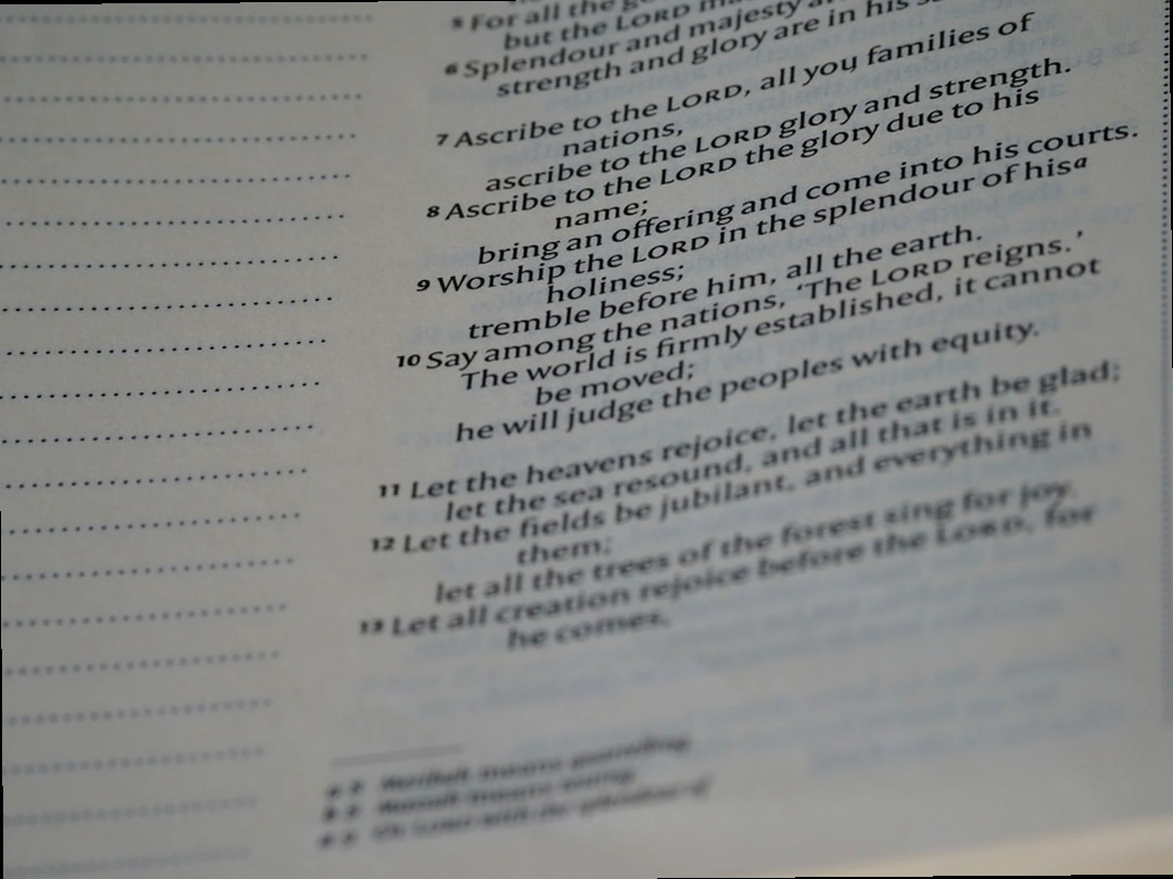 연말정산 증빙서류 정리하는 모습 연말정산 이미지