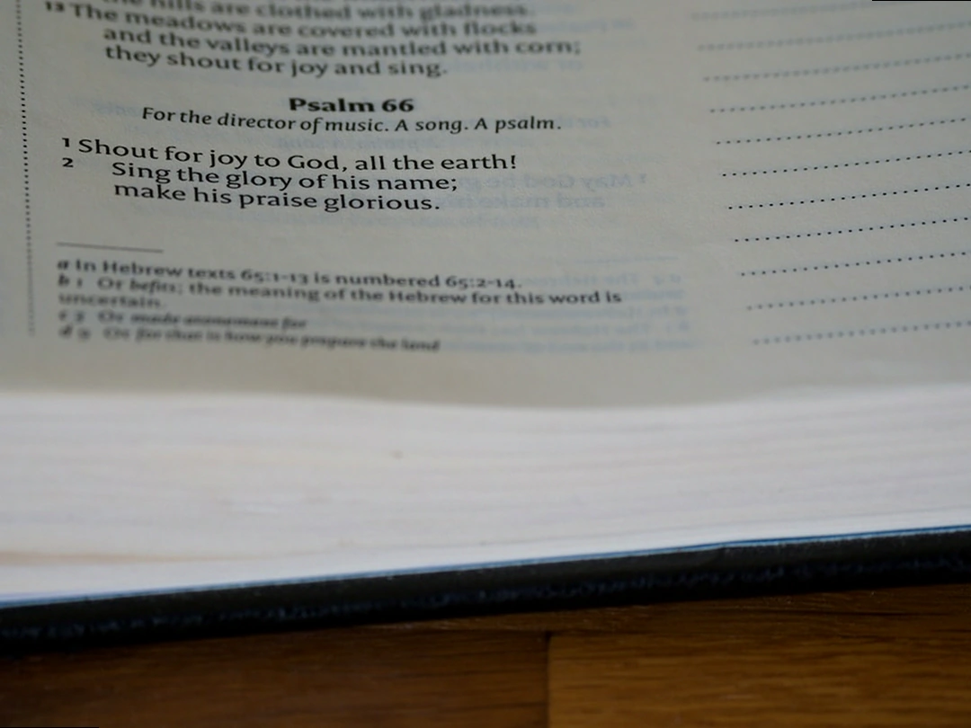 세금 절약을 위한 계산기와 서류 연말정산