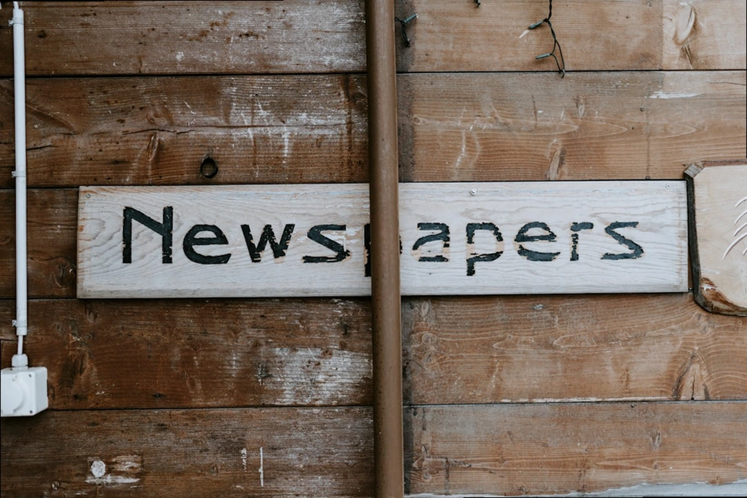 정책 변경 관련 뉴스를 확인하는 모습 연말정산