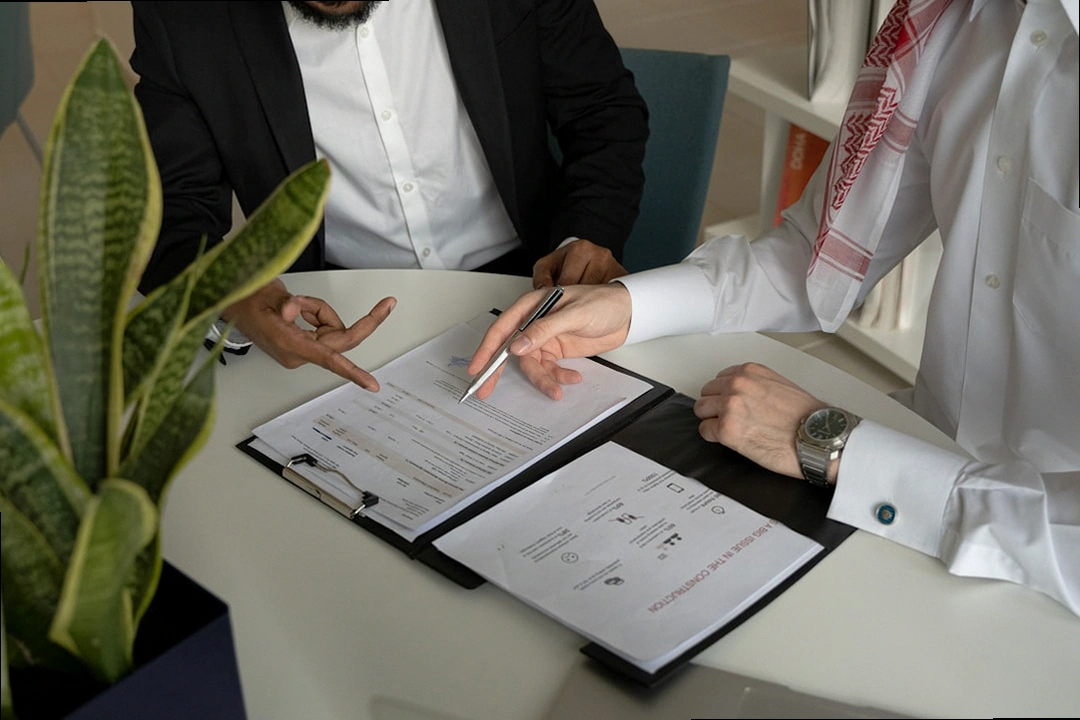 신청 서류를 준비하는 시니어의 모습 - 2026년 시니어인턴십