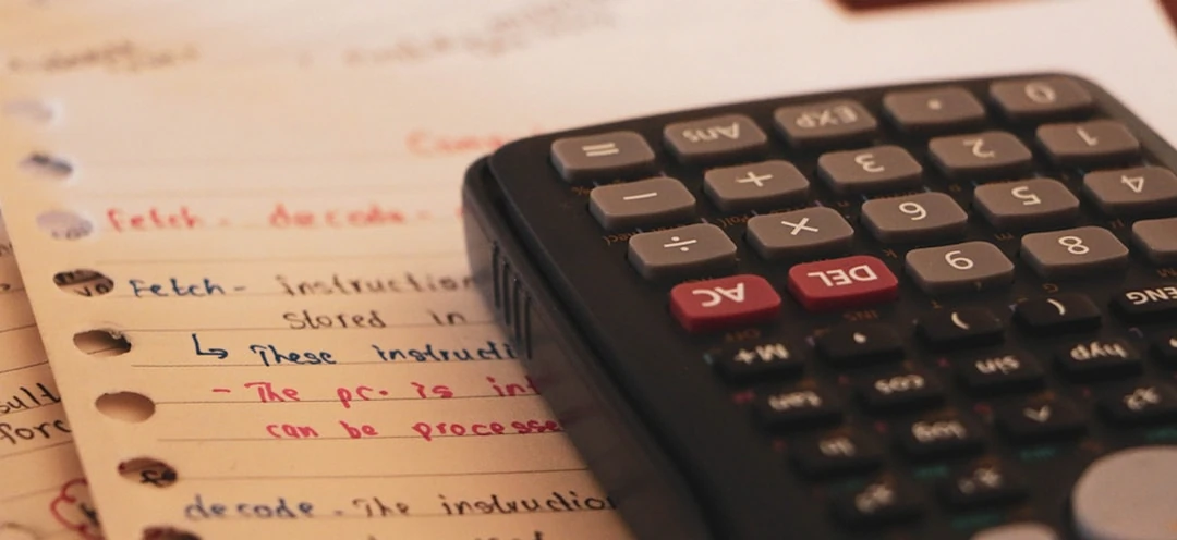 금융 관련 서류를 검토하는 시니어의 모습 - 2026년 시니어인턴십