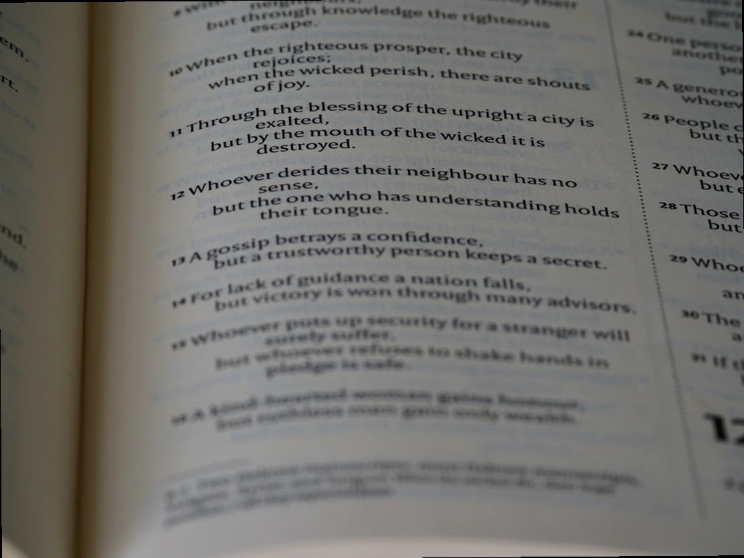 꼼꼼하게 정책 자료를 검토하는 모습, 2026 소상공인 고용보험 지원