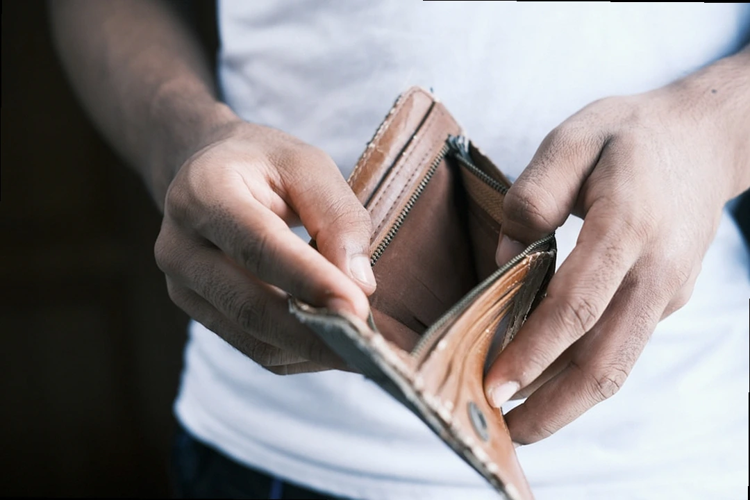 고용보험 지원금으로 부담이 줄어드는 소상공인 장면