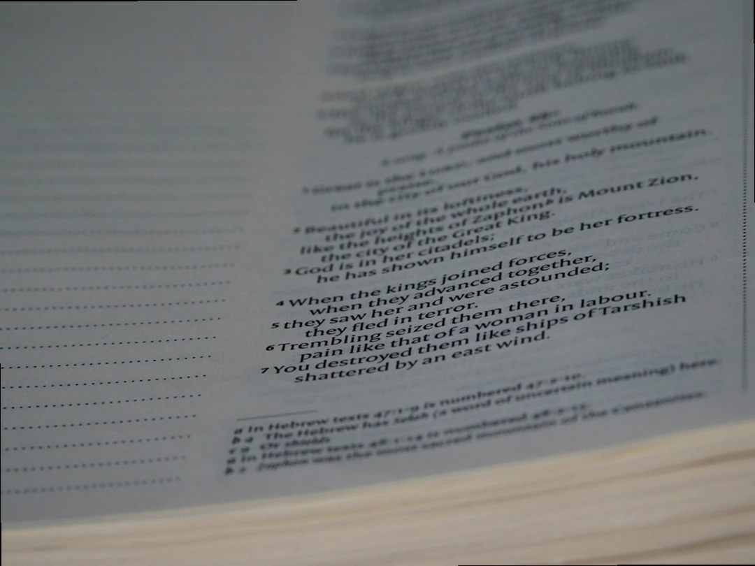 신청 서류를 준비하는 소상공인 모습, 2026 소상공인 고용보험 지원 관련