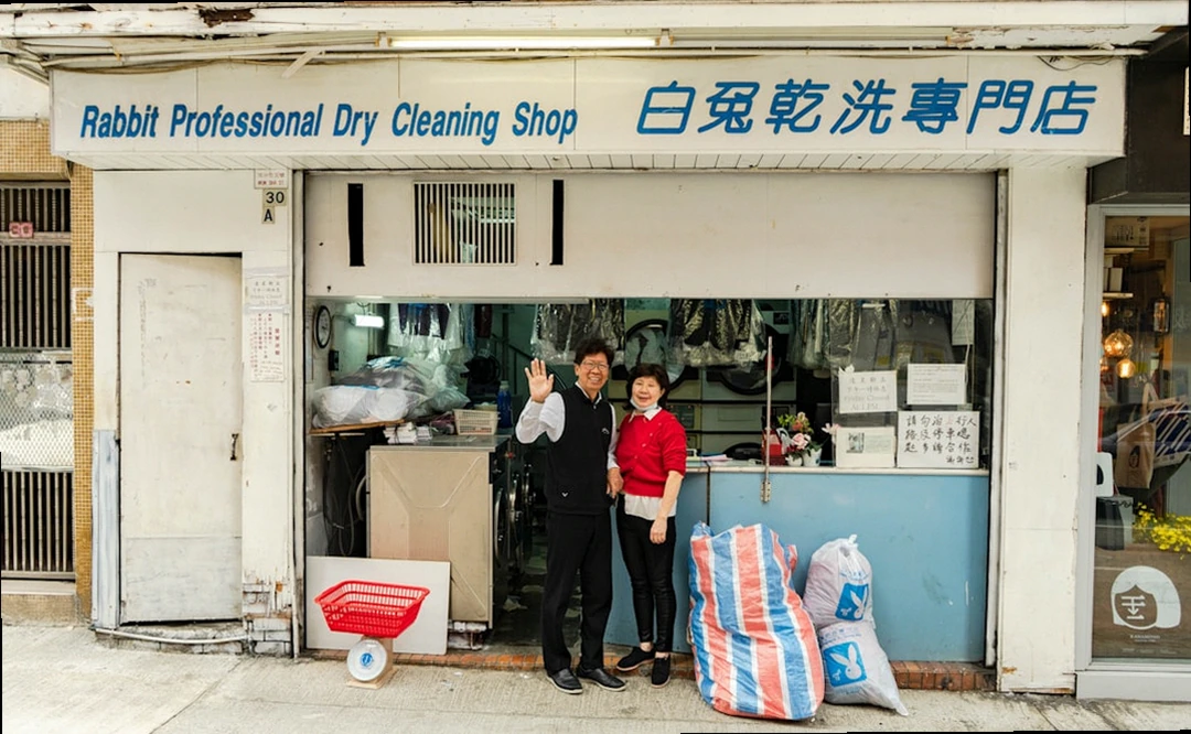 정부 지원으로 활짝 웃는 소상공인들의 모습, 2026 소상공인 고용보험 지원